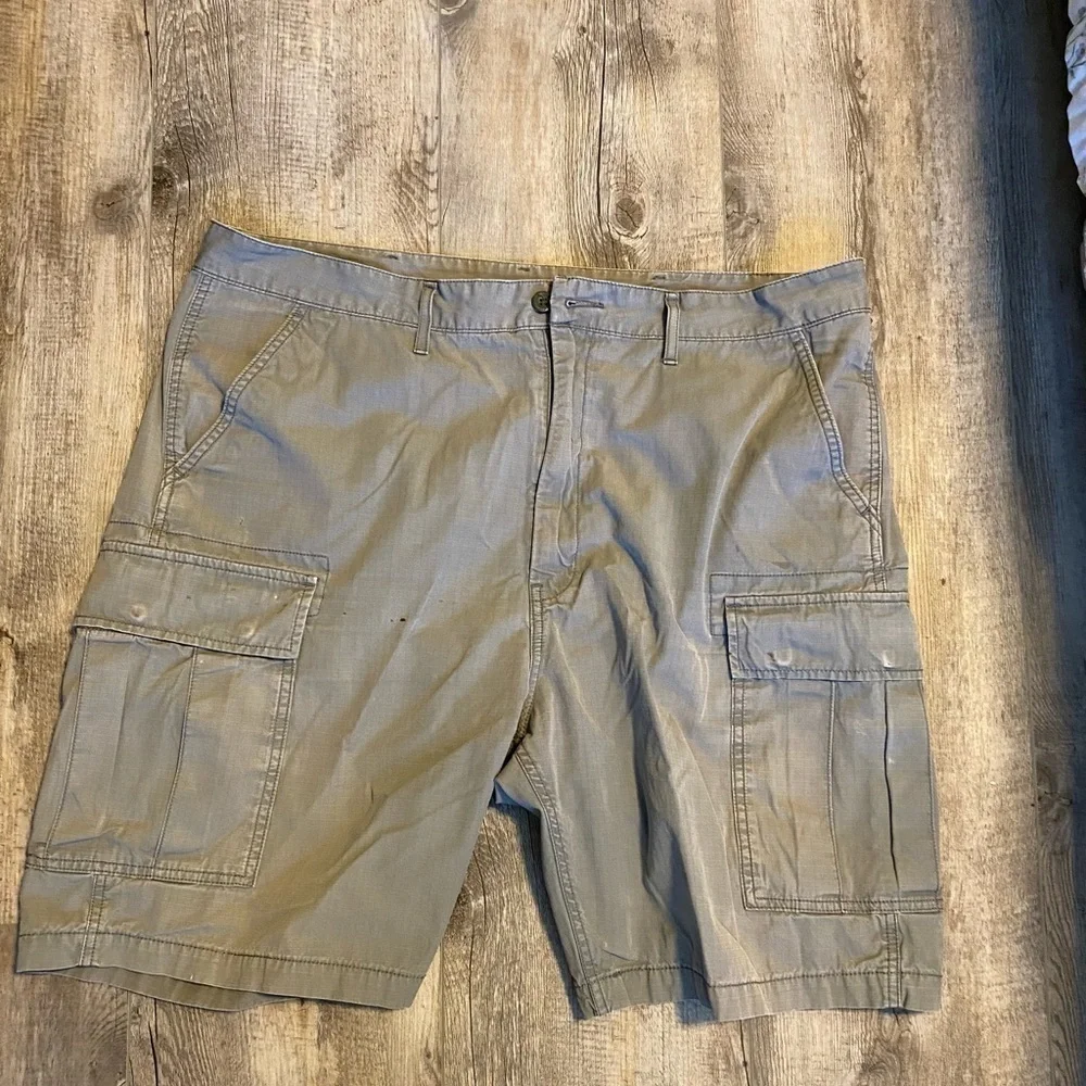 LEVI Strauss & Co. Men’s Cargo Shorts. Size 40 Khaki/green color. Good condition